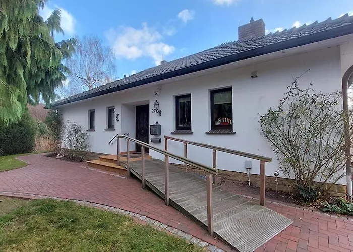 Photo de Grosser Bungalow Mit Eigenem See Und Insel Lemförde